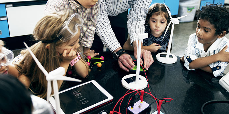 Tech tools teachers use in the classroom: students using Buncee